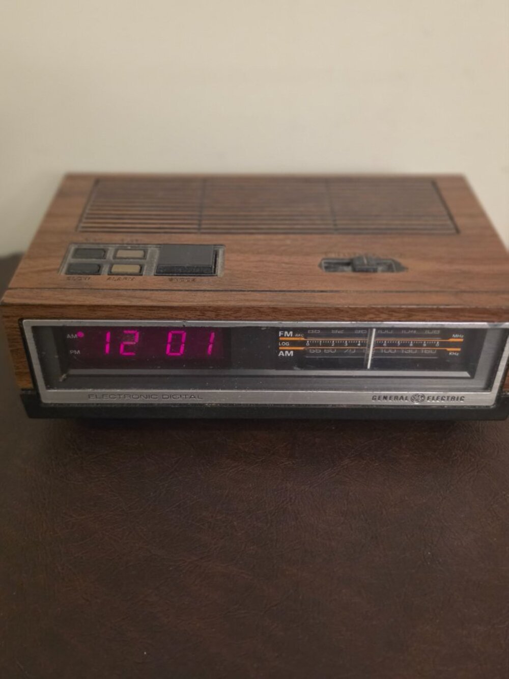 General Electric Model #7-4624B Vintage Digital Alarm AM/FM Clock Radio